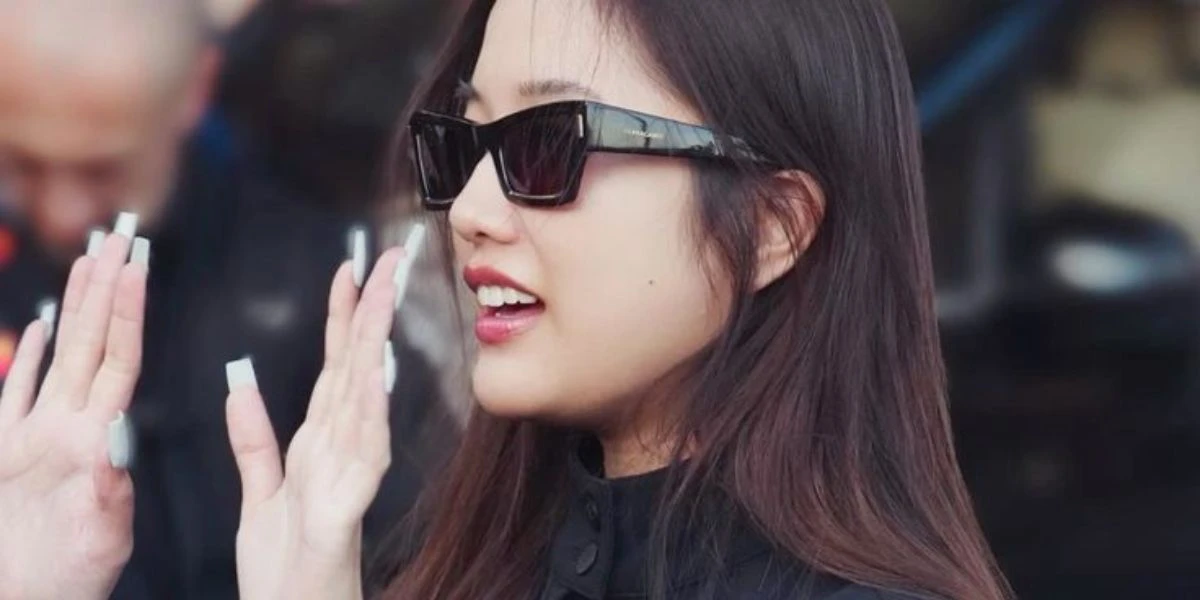 Salvatore Ferragamo Ferragamo SF2006S 001 - As Seen On Freen Sarocha 4 Salvatore Ferragamo Ferragamo SF2006S 001 - As Seen On Freen Sarocha - Image 4